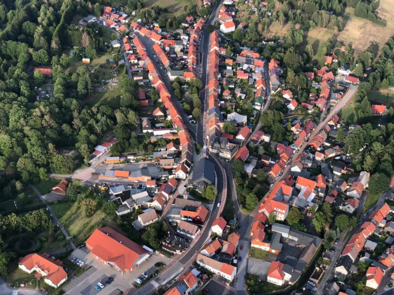 Luftaufnahme der Kirche in Benneckenstein