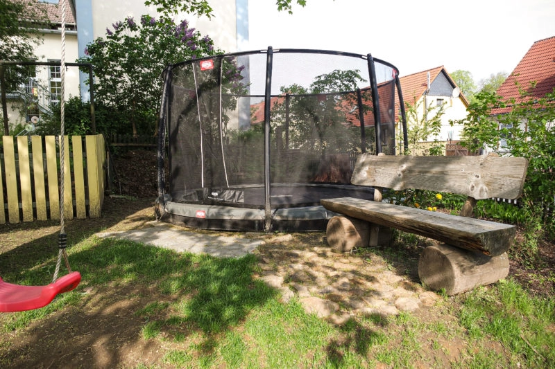 Trampolin im Pfarrgarten | St-Jakobi in Elbingerode